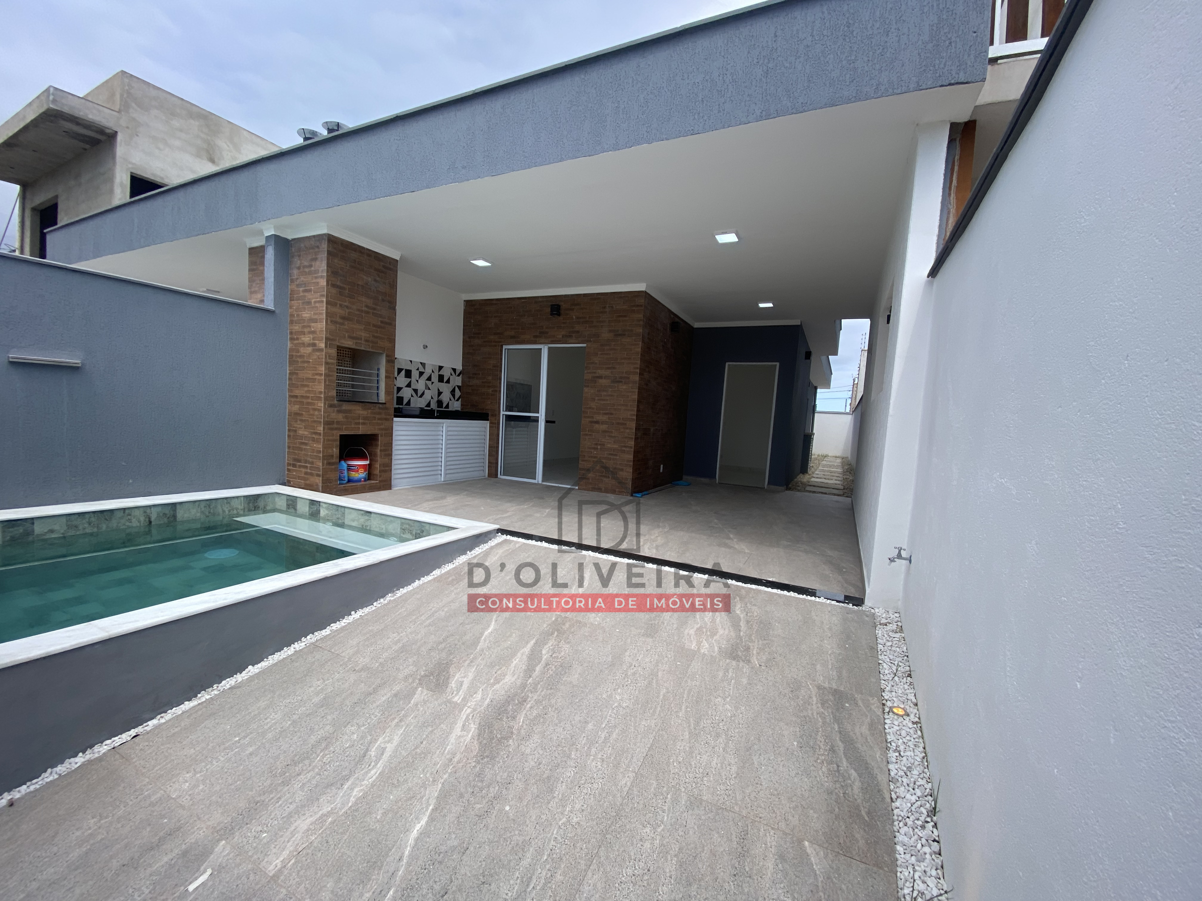 Casa com piscina e churrasqueira à venda no Bairro Flora Rica - Peruíbe - SP