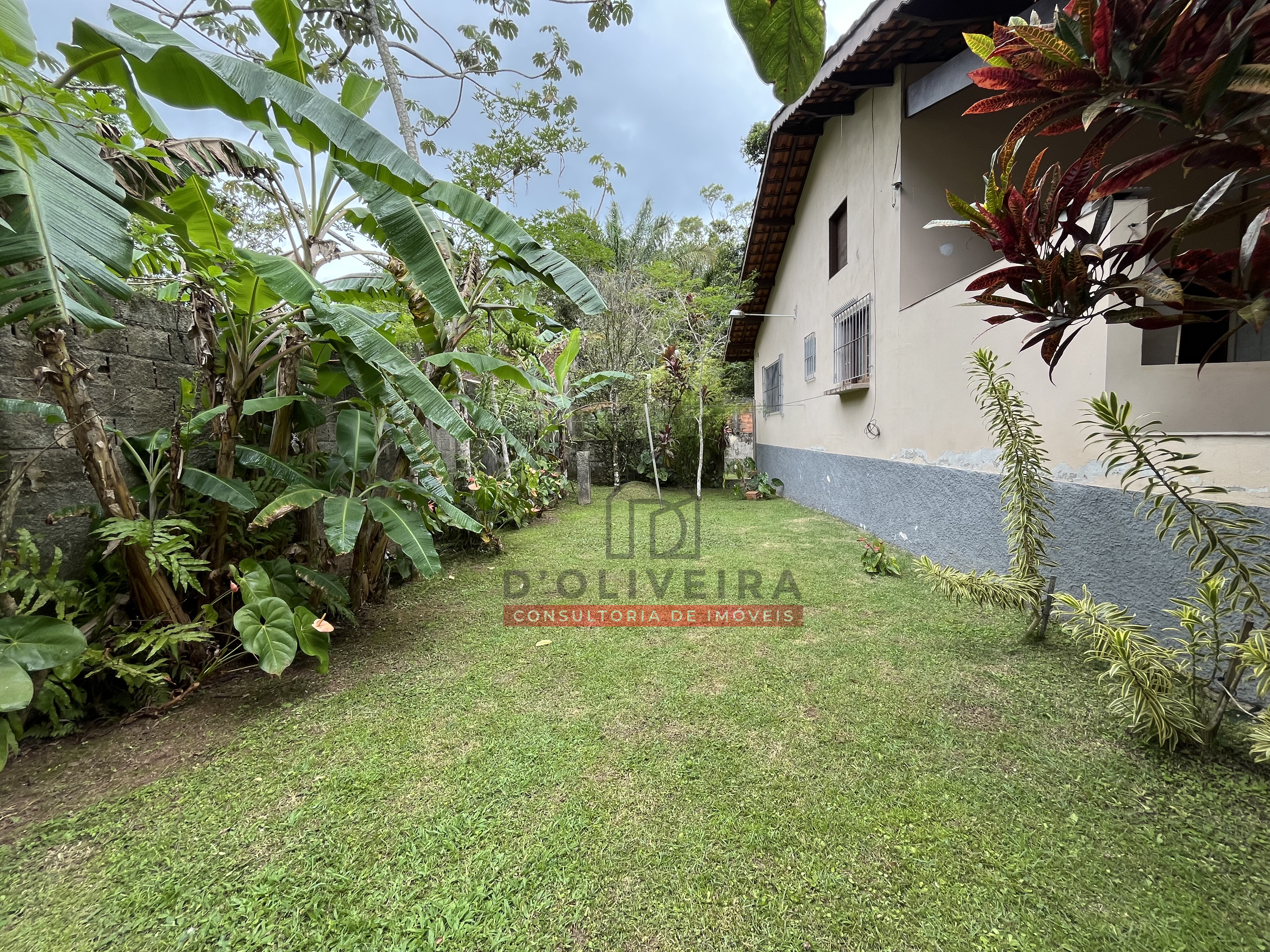 Sobrado com quintal amplo à venda no Guaraú - Peruíbe - SP