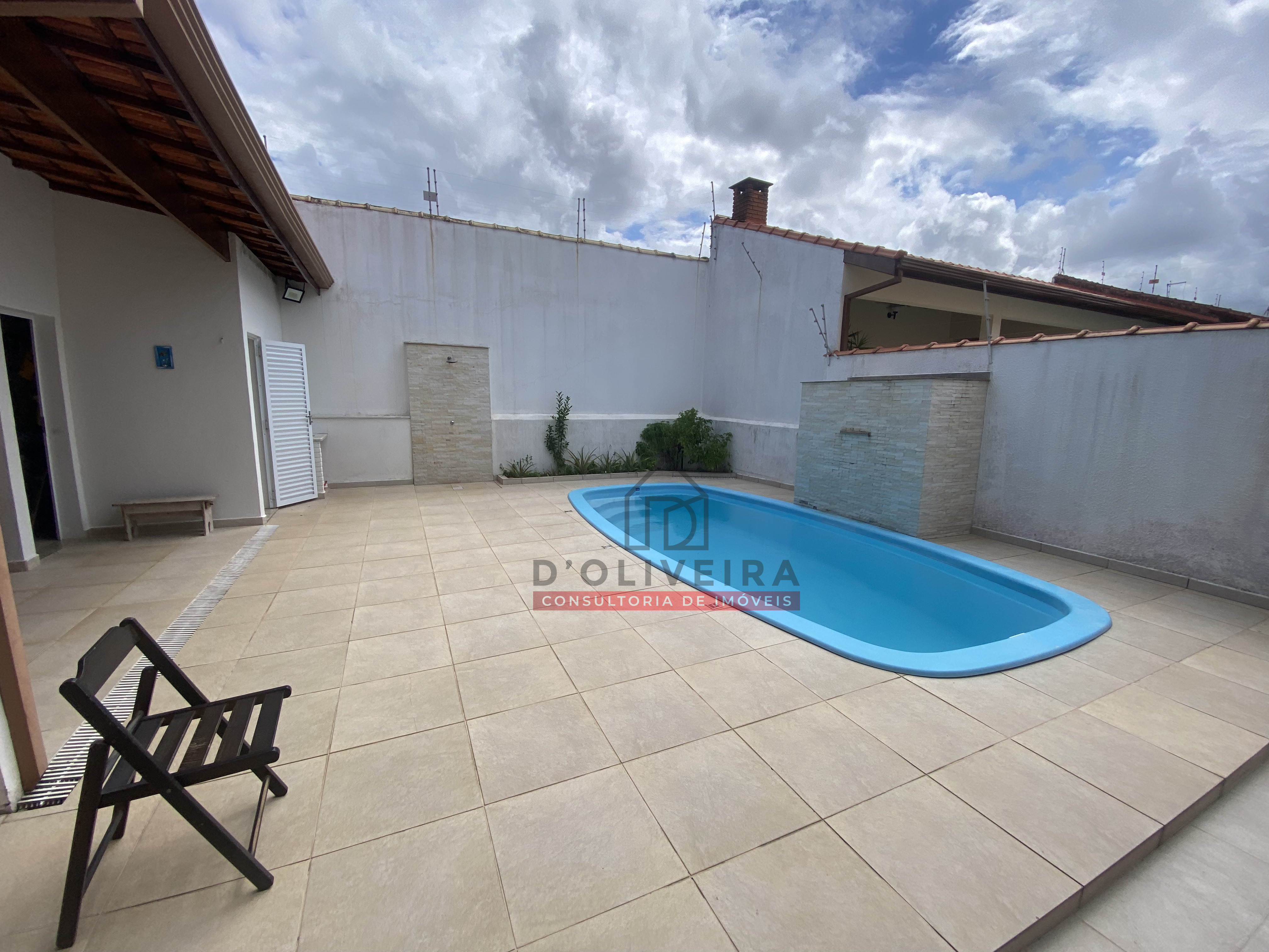 Caso com piscina e churrasqueira à venda no Jardim Barra de Jangadas - Peruíbe - SP